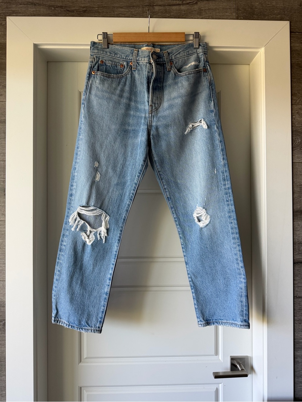 Levi’s Wedgie Straight Women’s Light Blue Distressed Jeans